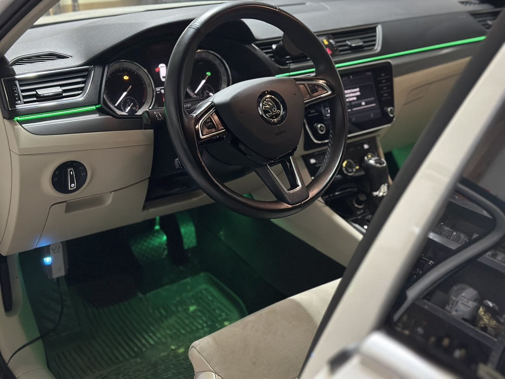 Ambient világítás beépítés Skoda utastérben